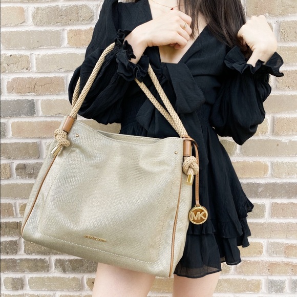 Michael Kors Large Tote Gold ‼️SALE‼️‼️ - Picture 5 of 9